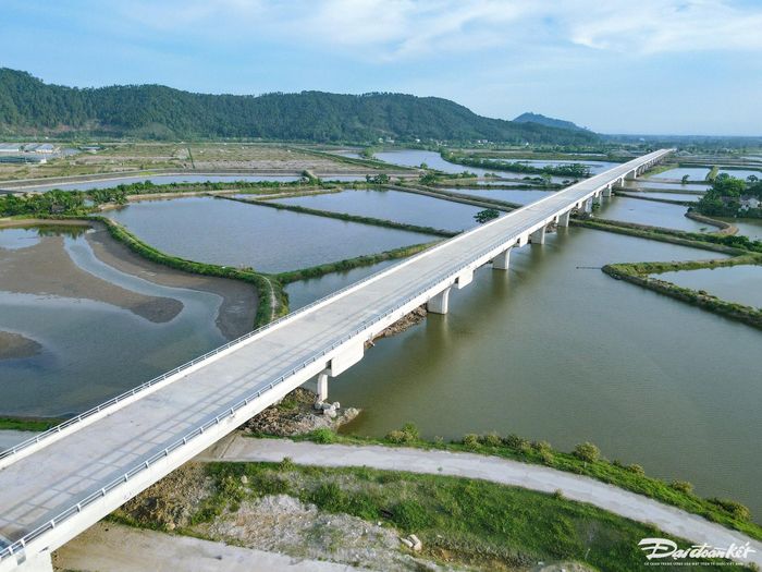 Theo đại diện Sở GTVT Thanh Hóa cho biết: Tính đến thời điểm hiện tại, cầu Lạch Trường là cây cầu vượt cạn và sông dài nhất trên địa bàn tỉnh. Cầu này bắc qua sông Lạch Trường tại Km 18+390, thuộc xã Hòa Lộc, huyện Hậu Lộc và xã Hoằng Yến, huyện Hoằng Hóa. Ảnh: Đình Minh