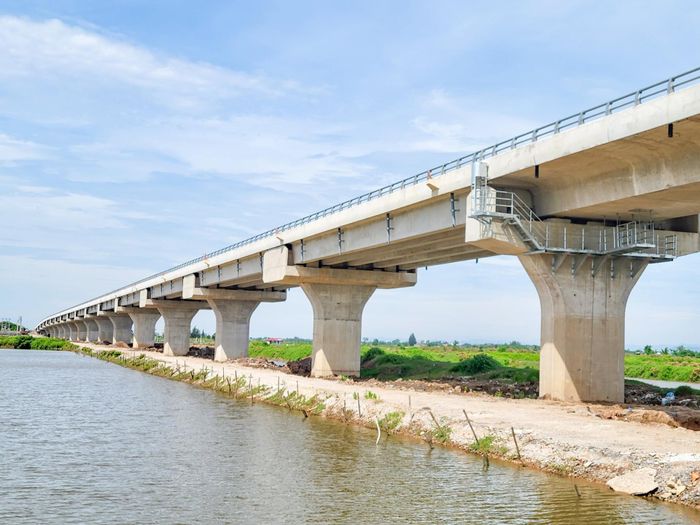 Theo hồ sơ thiết kế, cầu có 27 nhịp dẫn với mặt cắt ngang nhịp gồm 5 dầm Super T đặt cách nhau 2,3m, chiều cao 1,75m. Gối cầu dùng gối chậu thép các dầm ở trụ cùng với hệ thống khe co giãn bằng khe ray và bằng bản thép kiểu răng lược. Ảnh: Đình Minh