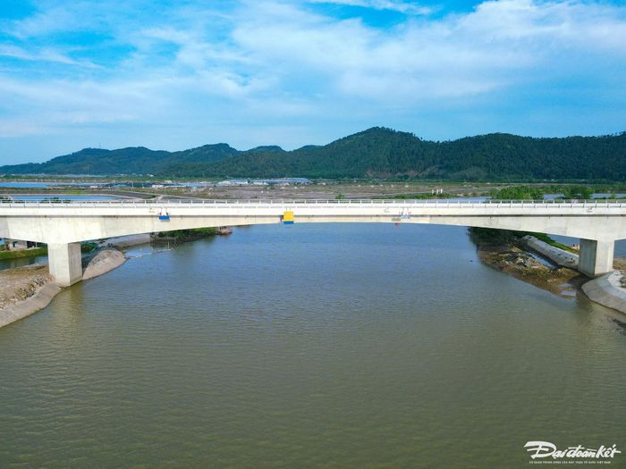 Do lòng sông Lạch Trường rộng, mùa mưa lũ nước dâng cao nên các đơn vị đã dựa trên các tính toán về thủy văn, quy định đê điều để đưa ra thiết kế cầu vượt cạn và vượt sông, đảm bảo an toàn cho công trình cũng như không chặn dòng chảy của sông. Ảnh: Đình Minh