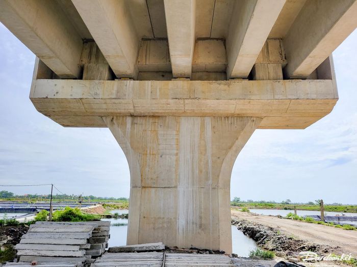 Theo thiết kế, cầu Lạch Trường gồm 30 nhịp, bằng dầm Super T và đúc hẫng. Trong đó, 1 liên dầm hộp 3 nhịp liên tục và 27 nhịp dẫn giản đơn Super T bằng bê tông cốt thép dự ứng lực. Ảnh: Đình Minh