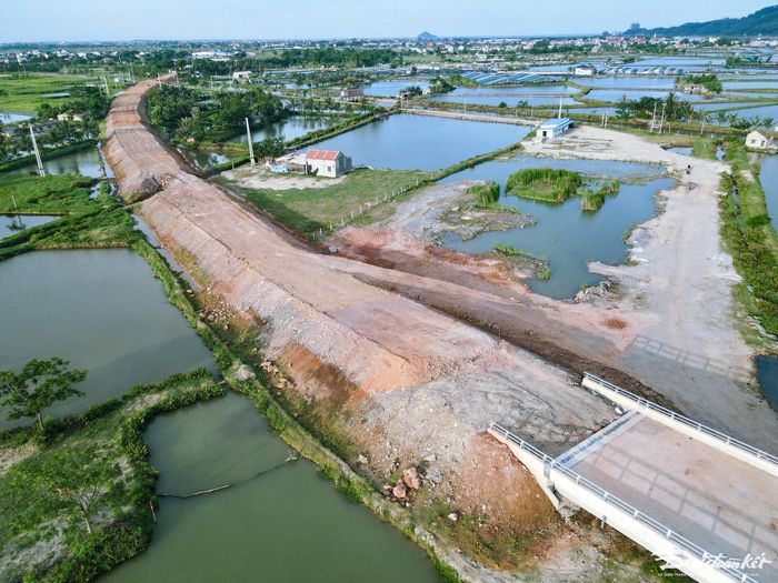 Tại phía 2 đầu cầu thuộc địa phận Hậu Lộc và Hoằng Hóa đang thực hiện đắp đất để làm đường dẫn lên cầu. Ảnh: Đình Minh