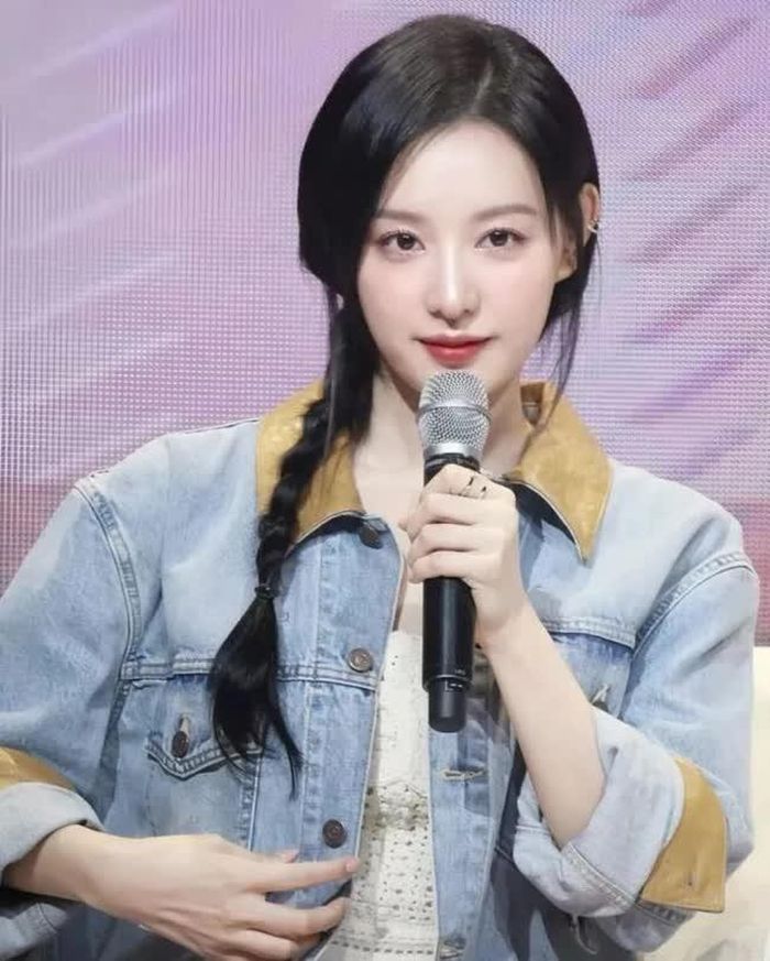 Kim Ji Won tại buổi fanmeeting gần đây