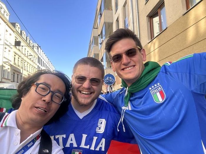 Nhà báo Anh Ngọc và các CĐV Italy