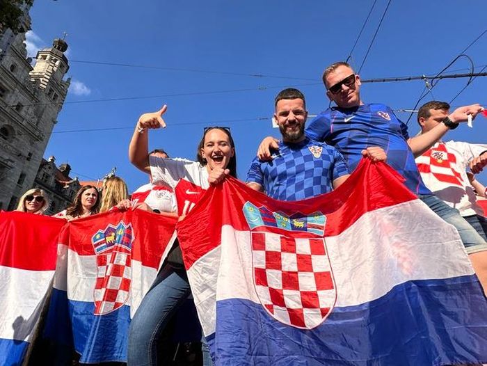 Một cuộc diễu hành của hàng nghìn cổ động viên Croatia đã diễn ra trước trận, với sự hộ tống của cảnh sát