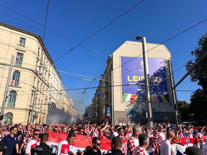 Các cổ động viên Croatia đã biến đường phố Leipzig thành một ngày hội của màu đỏ và trắng