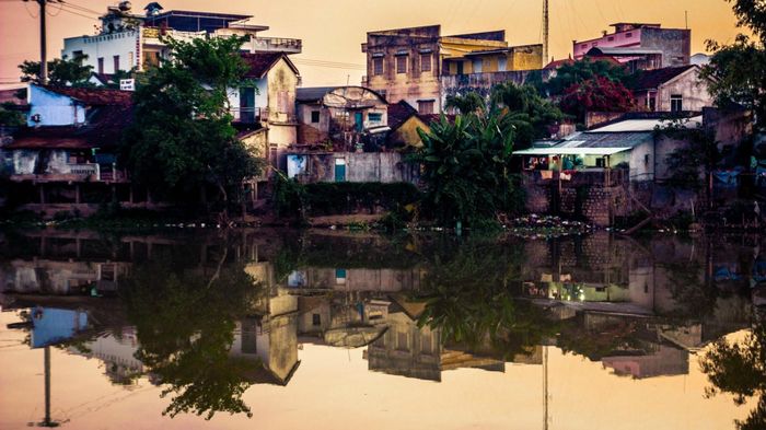 Những ngôi nhà ven sông Dinh. Ảnh: Vũ Khánh Trường