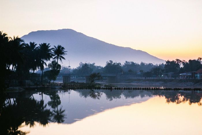 Cầu sắt bắt qua sông Dinh. Ảnh: Vũ Khánh Trường
