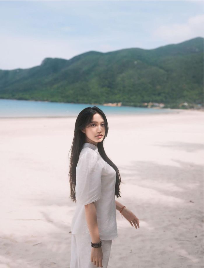 Nhiều người cho rằng có lẽ Doãn Hải My vẫn chưa hồi dáng như ban đầu nên cô không tự tin diện áo tắm hay trang phục hở như mọi khi. Nhìn tổng thể, bà xã Đoàn Văn Hậu không bị tăng cân quá mức hậu sinh con. Tay chân và gương mặt của người đẹp vẫn giữ được độ thon gọn đáng ngưỡng mộ. 