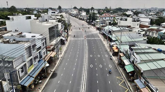 Các huyện Cần Giờ, Củ Chi, Bình Chánh, Hóc Môn và Nhà Bè sẽ được đầu tư hạ tầng, phát triển thành những đô thị loại III . Trong ảnh: Đường Đặng Thú Vịnh, Bình Chánh. Ảnh: Anh Tú.
