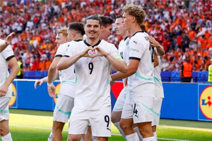 Sabitzer mang về ngôi đầu bảng cho đội tuyển Áo - Nguồn: UEFA