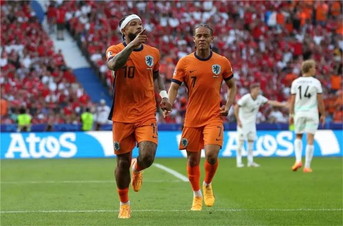 Depay ra chân nhanh trong vòng cấm để san hòa tỉ số cho Hà Lan - Nguồn: UEFA