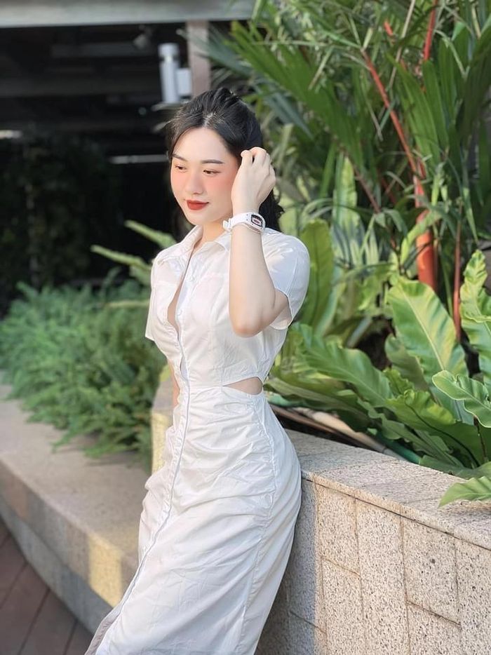 Váy cut-out để lộ cơ thể, trông kém sang.