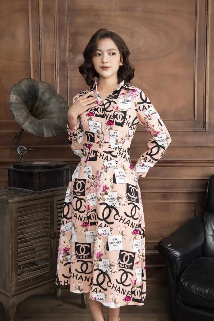 Váy có họa tiết lòe loẹt, sặc sỡ làm thiếu đi sự trang trọng và tinh tế cần thiết.