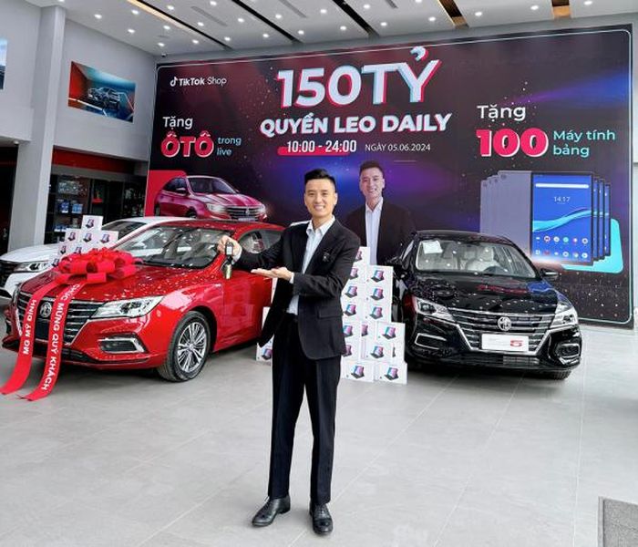 Quyền Leo khoe quà tặng khách hàng trong phiên Megalive 150 tỷ.
