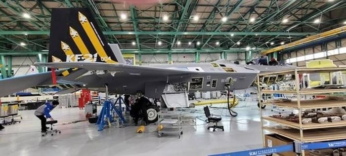 Korea Aerospace Industries (KAI) - đơn vị phát triển máy bay cho biết thỏa thuận quy định sản xuất 20 chiếc KF-21 với thời hạn giao hàng từ năm 2026, tổng chi phí là 1,96 nghìn tỷ won (khoảng 1,4 tỷ USD).
