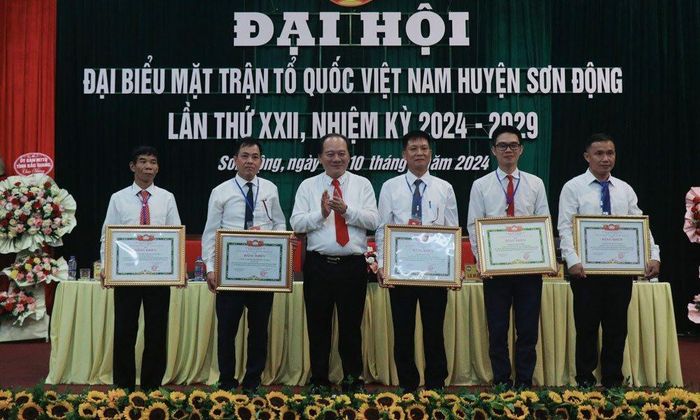 Ông Trần Công Thắng - Chủ tịch Ủy ban MTTQ tỉnh Bắc Giang (người thứ 3 từ trái sang phải) tặng bằng khen cho các tập thể và cá nhân có thành tích xuất sắc tại Đại hội đại biểu MTTQ huyện Sơn Động.