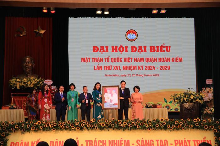 Phó Chủ tịch UBTƯ MTTQ Việt Nam Tô Thị Bích Châu (ngoài cùng bên phải) tặng bức ảnh Bác Hồ - Bác Tôn chúc mừng Đại hội. Ảnh: N. Phượng.