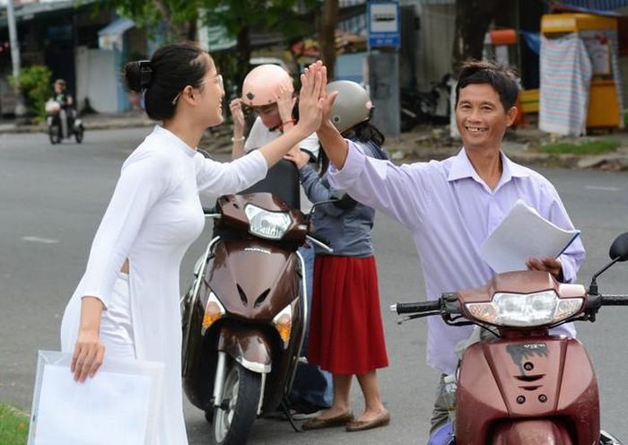 Phụ huynh chúc con thi tốt tại điểm thi trường THPT Tôn Thất Tùng (quận Sơn Trà, thành phố Đà Nẵng). Ảnh: Văn Dũng-TTXVN