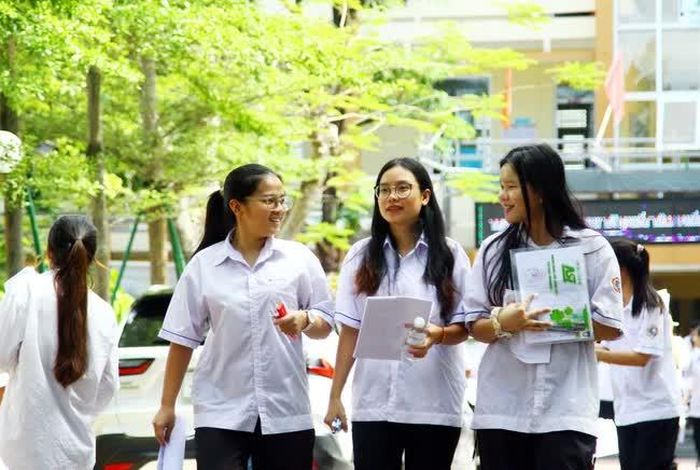 Các thí sinh tại điểm thi trường THPT Đào Duy Từ (thành phố Đồng Hới, tỉnh Quảng Bình) phấn khởi sau khi hoàn thành bài thi môn Ngữ Văn. Ảnh: Tá Chuyên - TTXVN