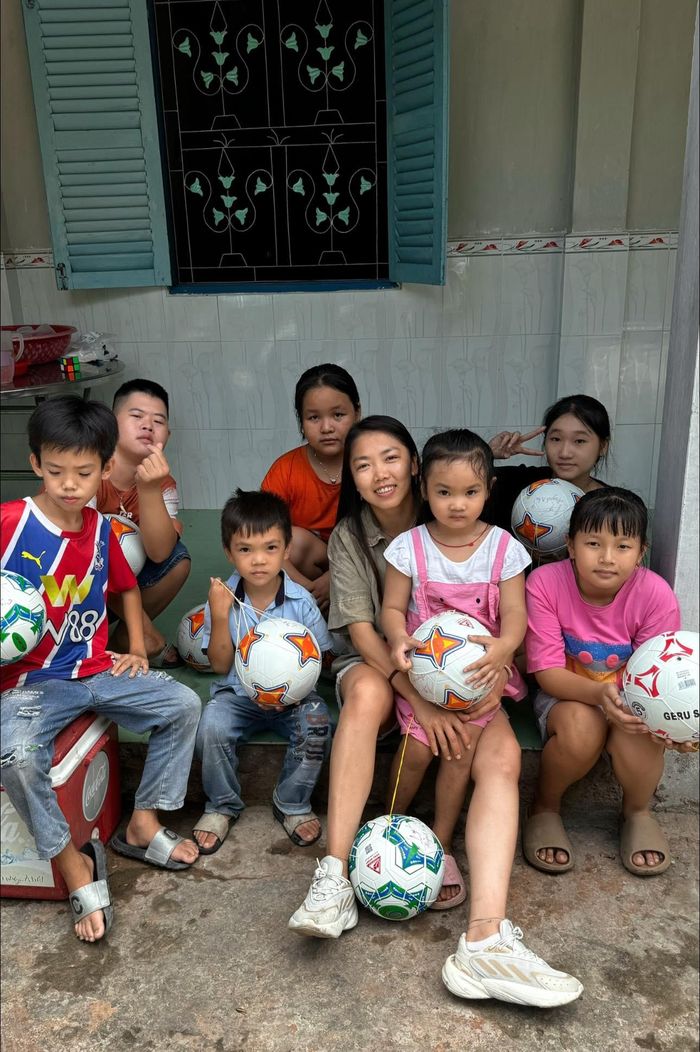 Huỳnh Như mang tình yêu bóng đá đến các em nhỏ.Ảnh: FB nhân vật
