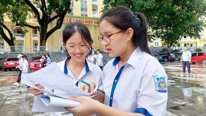 Các thí sinh tại điểm thi thuộc Sở Giáo dục Đào tạo Quảng Ninh thảo luận đề sau khi kết thúc thi môn Toán. Ảnh: Thanh Vân-TTXVN