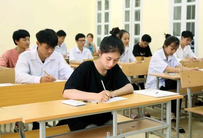 Các thí sinh dự thi môn Toán tại điểm thi Trường THPT Tô Hiệu, thành phố Sơn La, tỉnh Sơn La. Ảnh: Quang Quyết-TTXVN