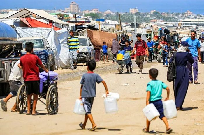 Cuộc tấn công của quân đội Israel ở Rafah đã dẫn đến việc đóng cửa biên giới giữa Gaza với Ai Cập, nơi từng là tuyến đường chính để vận chuyển thực phẩm và các vật tư khác. Ảnh: Eyad Baba/AFP.