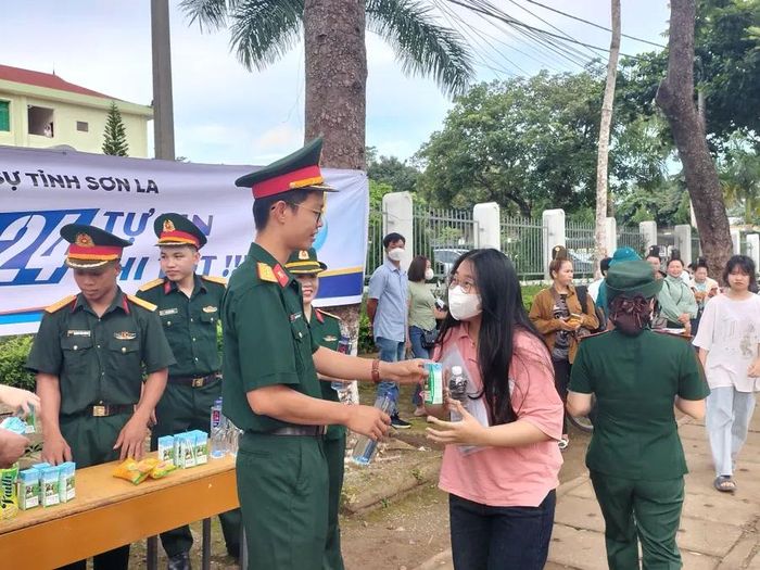 Lực lượng quân đội hỗ trợ sữa cho thí sinh dự thi tốt nghiệp.