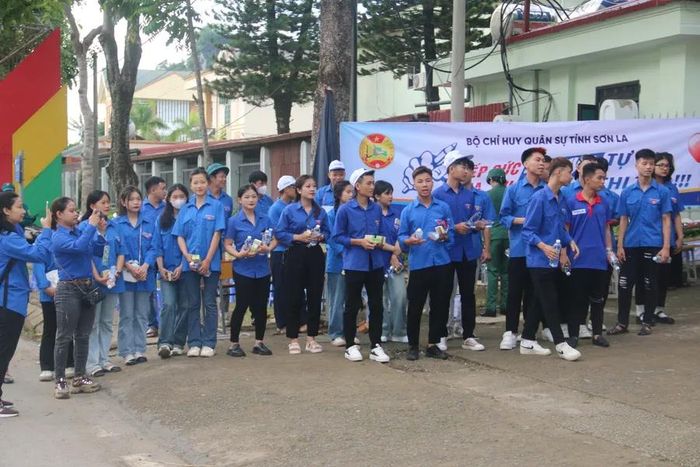 Đoàn thanh niên tình nguyện tại cổng trường THPT Chiềng Sinh, TP. Sơn La hỗ trợ các em học sinh dự thi tốt nghiệp.