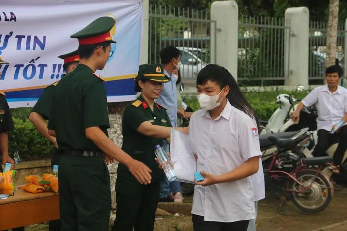 Học sinh được lực lượng quân đội hỗ trợ nước lọc.