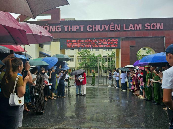 Tại điểm thi Trường THPT Chuyên Lam Sơn, trời có mưa nhỏ