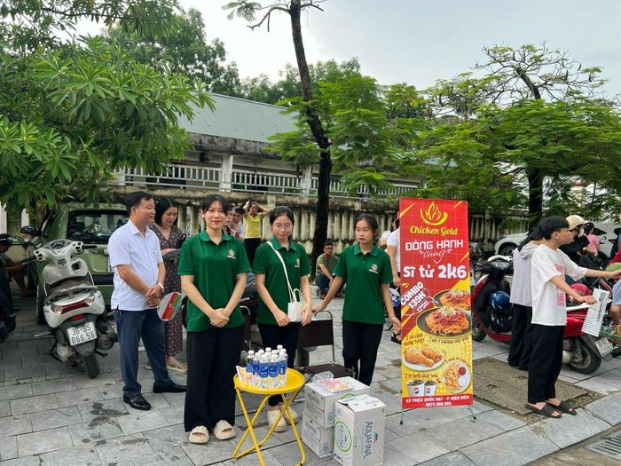 Một số nhãn hàng cũng tham gia tiếp sức mùa thi, quảng bá sản phẩm, dịch vụ