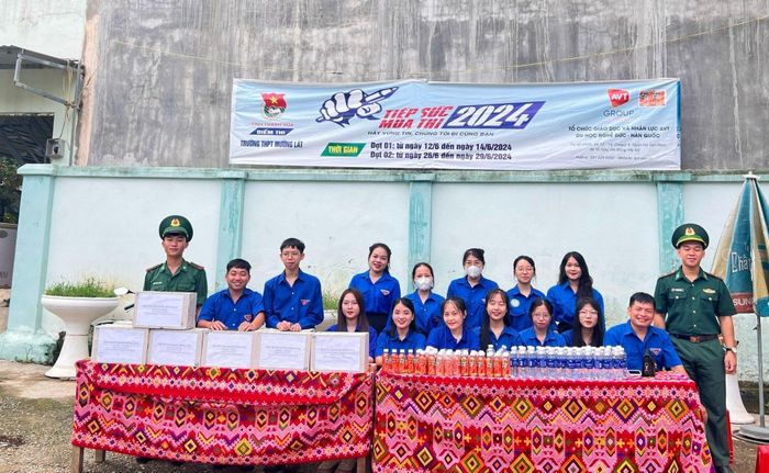 Bộ đội biên phòng và thanh niên tình nguyện tại huyện Mường Lát tiếp sức mùa thi