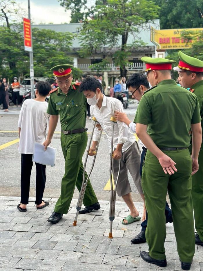 Công an hỗ trợ một thí sinh bị tai nạn trước đó đến điểm thi
