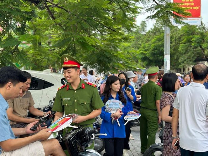 Chiến sỹ công an phát quạt cho người nhà thí sinh