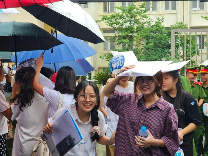Thí sinh hoàn thành bài thi môn Văn sáng 27/6