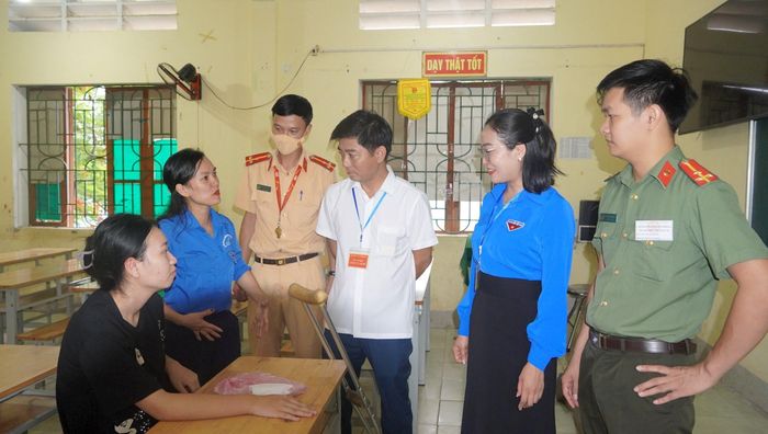 Ban chỉ đạo thi huyện Con Cuông thăm hỏi một thí sinh bị gãy tay trước môn thi Ngữ văn. Ảnh: Bá Hậu