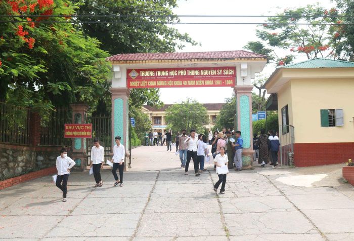 Thí sinh tại điểm thi Trường THPT Nguyễn Sỹ Sách. Ảnh: Huy Thư