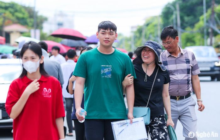 Phụ huynh và thí sinh vui mừng sau khi các con hoàn thành môn thi đầu tiên. Ảnh: Đức Anh