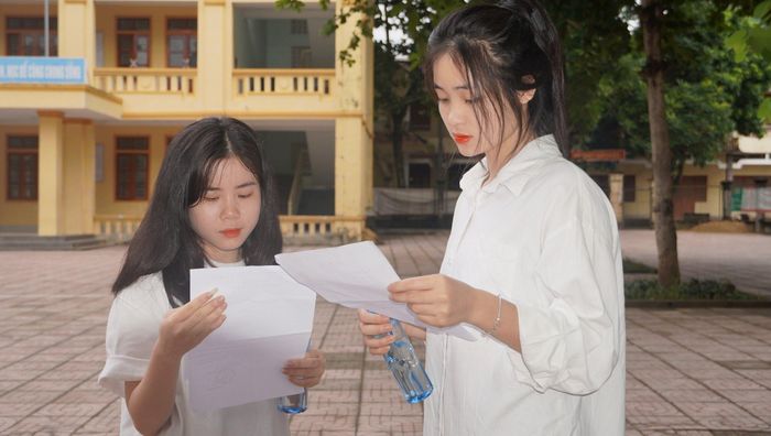 Thí sinh huyện Con Cuông trao đổi bài sau khi hoàn thành môn thi Ngữ văn. Ảnh: Bá Hậu