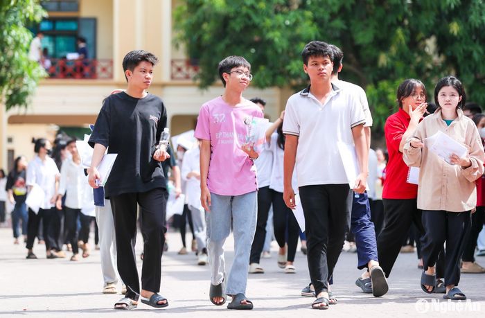 Thí sinh tại điểm thi Trường THPT chuyên Phan Bội Châu sau khi hoàn thành môn thi đầu tiên. Ảnh: Đức Anh