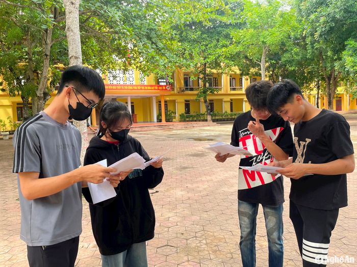 Thí sinh thị xã Thái Hòa trao đổi bài sau khi hoàn thành môn thi đầu tiên. Ảnh: Minh Thái