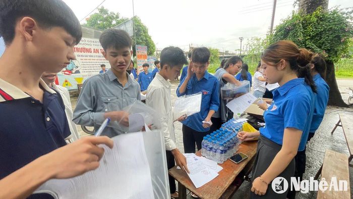 Thí sinh tại điểm thi Trường THPT Anh Sơn 3. Ảnh: Thái Hiền
