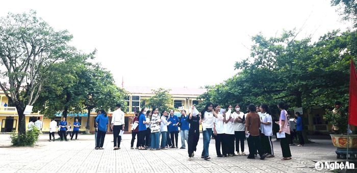 Các thí sinh huyện Anh Sơn sau khi hoàn thành môn thi đầu tiên. Ảnh: Thái Hiền