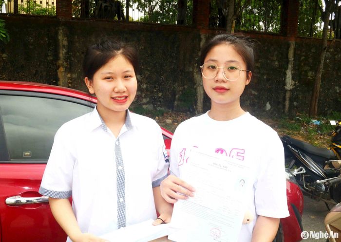 Các thí sinh huyện Thanh Chương phấn khởi sau khi hoàn thành môn thi đầu tiên. Ảnh: Huy Thư