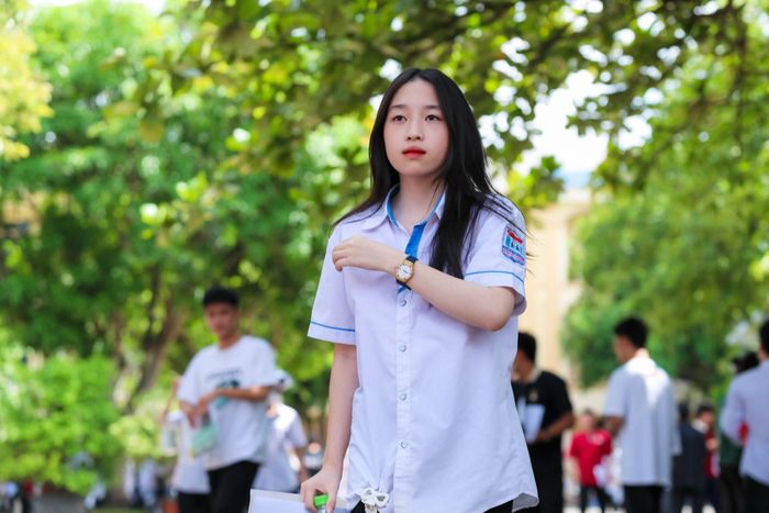 Khá nhiều thí sinh tại điểm thi Trường THPT chuyên Phan Bội Châu đã có kết quả xét tuyển sớm vào đại học. Ảnh: Mỹ Hà