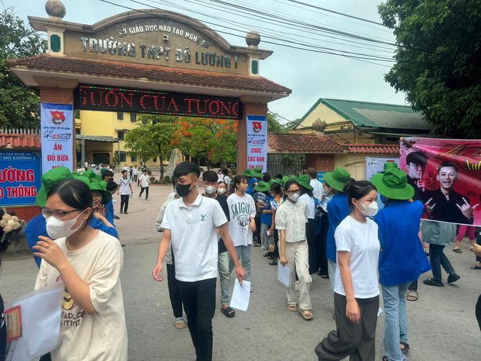 Thí sinh huyện Đô Lương hoàn thành môn thi thứ nhất trong điều kiện thời tiết khá mát mẻ. Ảnh: Ngọc Phương