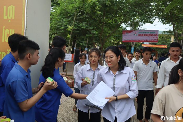 Các thí sinh tại điểm thi THPT Quỳ Châu. Ảnh: Bé Vinh