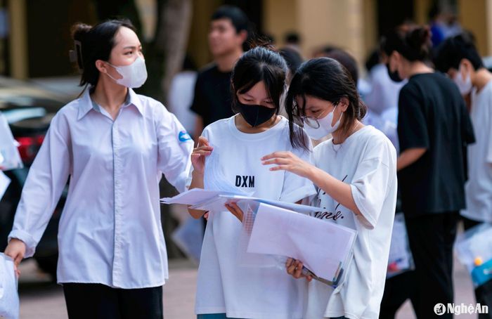 Các thí sinh trao đổi bài sau khi hoàn thành môn thi thứ 2. Ảnh: Mỹ Hà