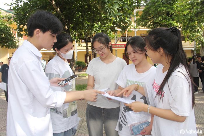 Các thí sinh huyện Quỳ Hợp trao đổi bài sau khi hoàn thành môn thi thứ 2. Ảnh: Phan Giang